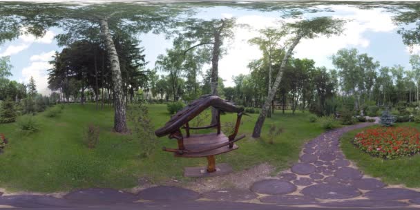 360 video bird's huis in het park — Stockvideo