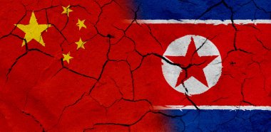 Kurumuş toprak doku ile Çin ve Kuzey Kore bayrağı