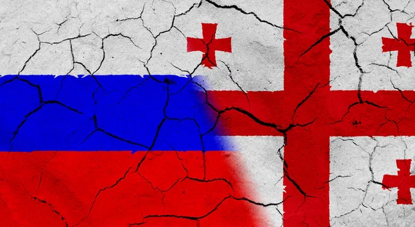 Kurumuş toprak doku ile Rusya ve Gürcistan bayrağı