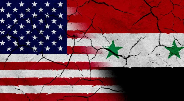 Kurumuş toprak doku ile ABD ve Suriye bayrağı — Stok fotoğraf