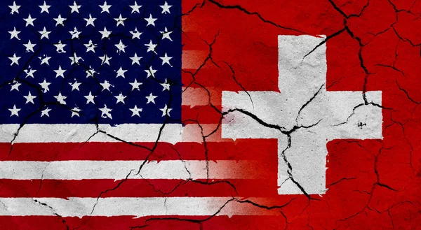 ΗΠΑ και η Ελβετία σημαία με αποξηραμένο έδαφος υφή — Φωτογραφία Αρχείου