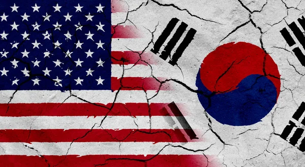乾燥土壌テクスチャとアメリカと韓国の旗 — ストック写真