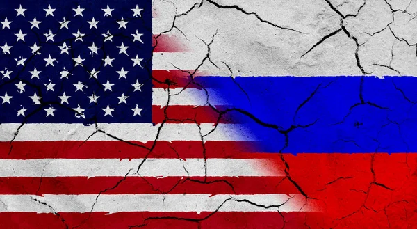 美国和俄罗斯国旗与干燥的土壤质地 — 图库照片