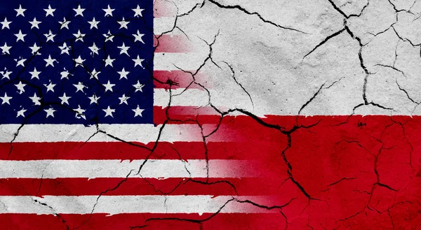 USA und Polen Flagge mit getrockneten Boden Textur — Stockfoto