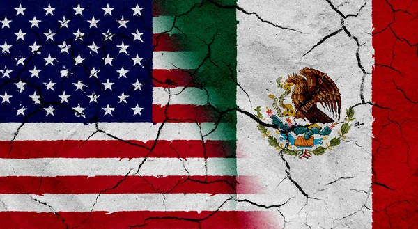 Bandera de Estados Unidos y México con textura de suelo seco — Foto de Stock