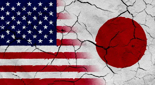 USA und Japan Flagge mit getrockneten Boden Textur — Stockfoto