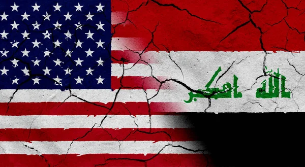 Bandiera USA e Iraq con tessitura del suolo essiccato — Foto Stock