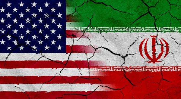 Bandiera USA e Iran con tessitura del suolo essiccato — Foto Stock