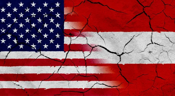 USA und Österreich Flagge mit Trockenbodentextur — Stockfoto