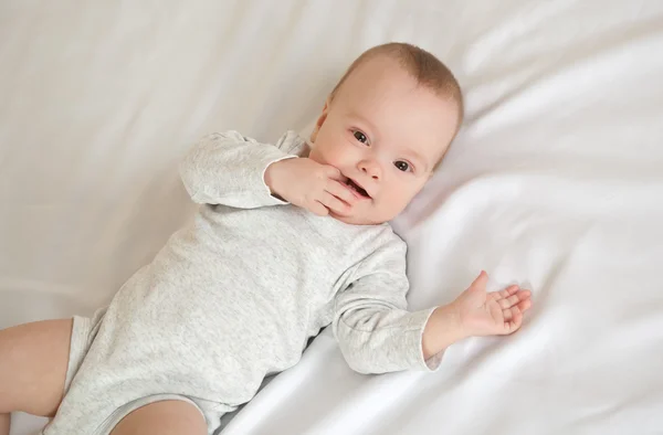 Imagem de um bebê adorável deitado na cama — Fotografia de Stock