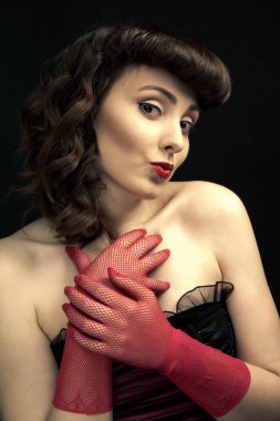 retro saç modeli ile güzel bir kadın