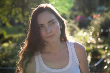 Güneş ışığı güzel kadın portresi 