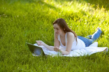 Yeşil çim üzerinde yalan rahatlatıcı kadın