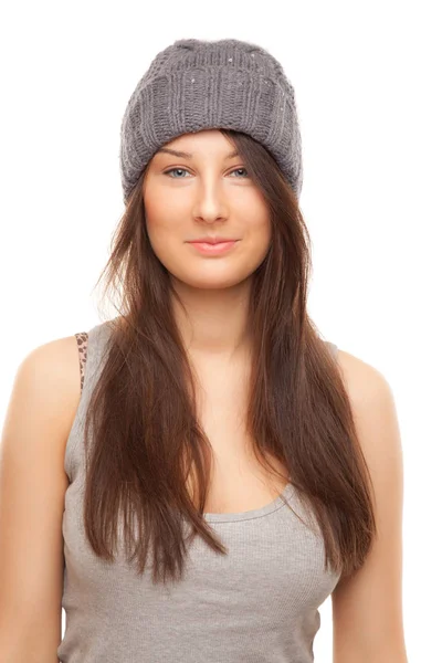 Kvinna i grå hatt leende isolerad på vit — Stockfoto
