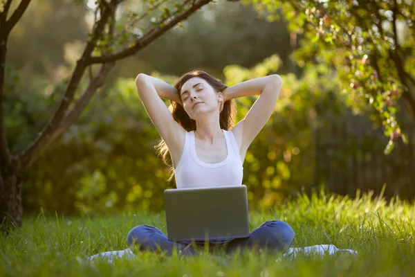 Femme de détente avec ordinateur portable à l'extérieur — Photo