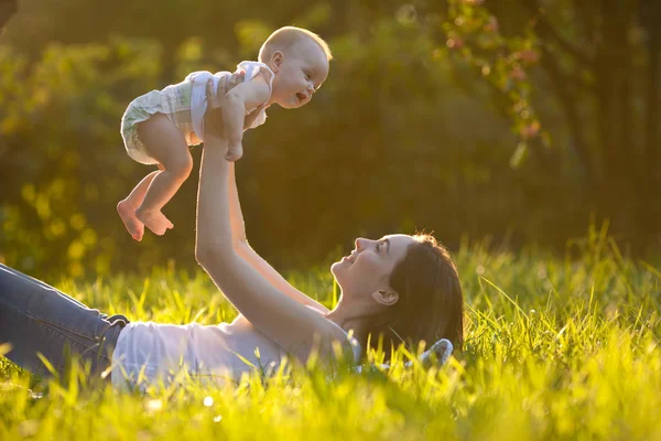Мати і дитина на відкритому повітрі — стокове фото