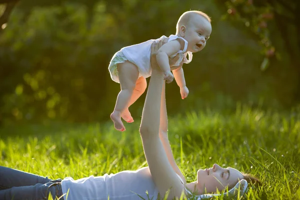 Mother and baby outdoors — Stock Photo, Image
