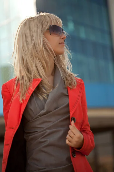 Hermosa mujer de chaqueta roja caminando por la ciudad —  Fotos de Stock