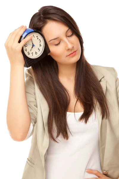 Изображение уставшей деловой женщины с будильником — стоковое фото