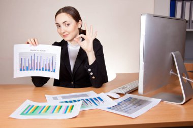 finansal raporlar ile iş kadını
