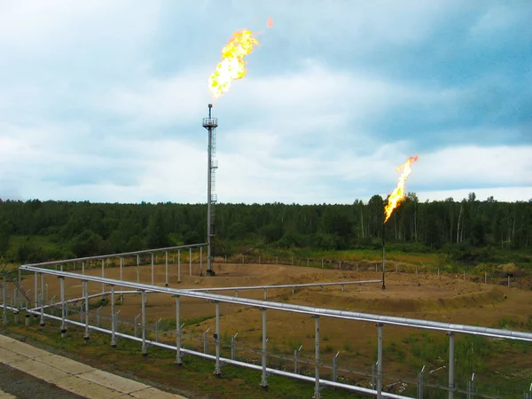 Inflamações de gás de petróleo em chamas — Fotografia de Stock