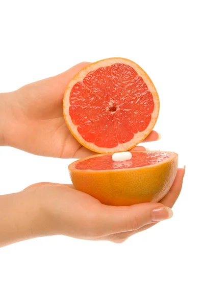 Mãos de mulher com dois pedaços de toranja — Fotografia de Stock