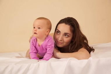 Yatakta yatarken bebek ile anne