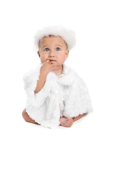 Bebek beyaz arka plan üzerinde oturan melek kostüm — Stok fotoğraf