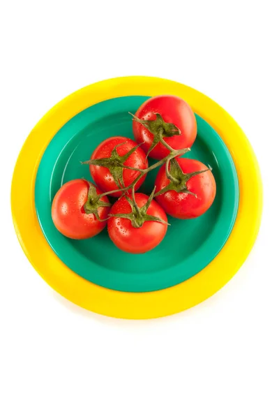 En tallrik med röda tomater isolerad på vit — Stockfoto