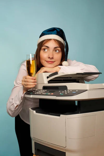 Businesswoman with a glass of champagne celebrating christmas at — Stock Photo, Image