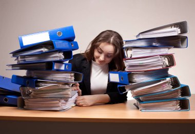 İşkadını klasör ofis yığını ile