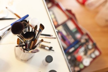 Kozmetik ve fırçalar makyaj