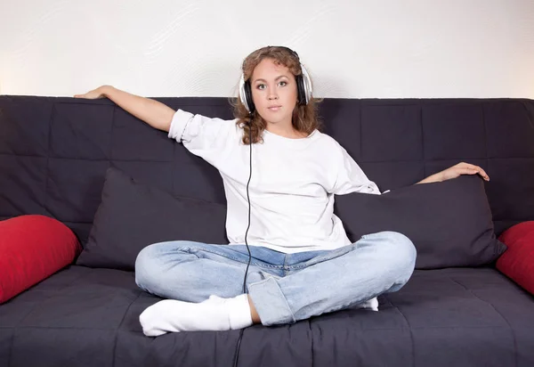 Imagem de uma mulher atraente ouvindo música no menino ' — Fotografia de Stock