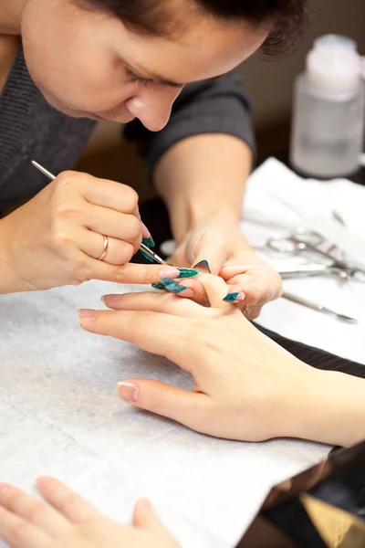 Immagine di donna alla procedura di manicure — Foto Stock