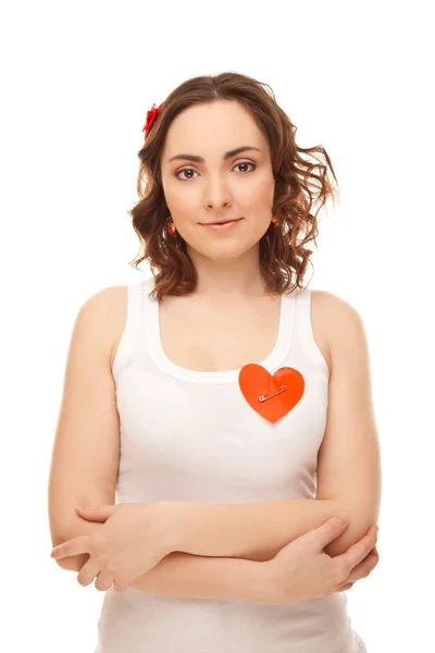 Donna con un cuore di carta rosso appuntato — Foto Stock