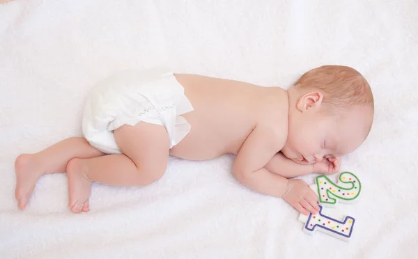 Yeni doğan bebek yatakta yatan — Stok fotoğraf
