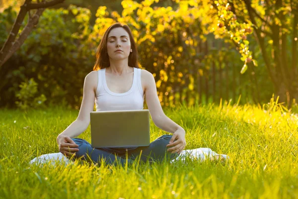 Vrouw mediteren in het park — Stockfoto