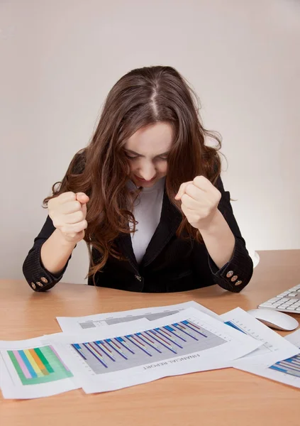 Businesswoman with financial report — Stock Photo, Image