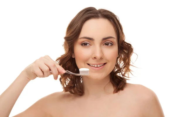 歯ブラシと歯磨き粉を持つ女性 — ストック写真