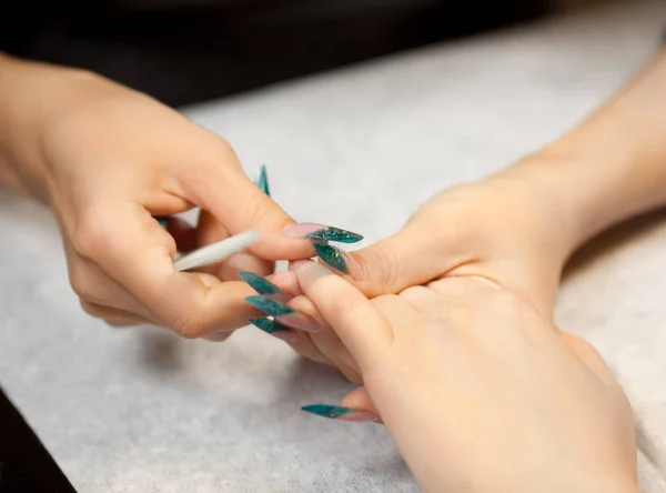 Foto van vrouw bij manicure procedure — Stockfoto