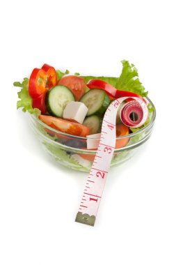 bir tabak salata ve şerit metre ile resmi