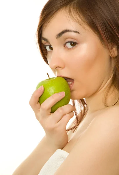 Красивая женщина с зеленым яблоком — стоковое фото