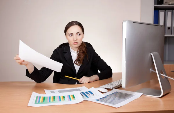 Businesswoman with financial report — Stock Photo, Image
