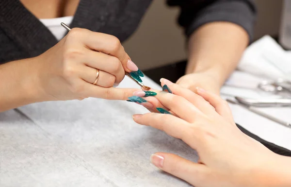 Vrouw bij manicure procedure op spa salon — Stockfoto