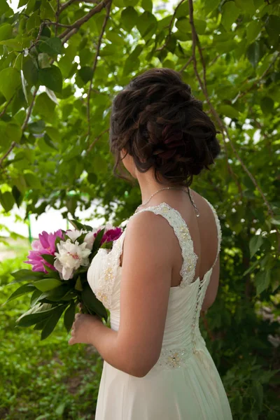 Красива наречена у весільній сукні з букетом півоній — стокове фото