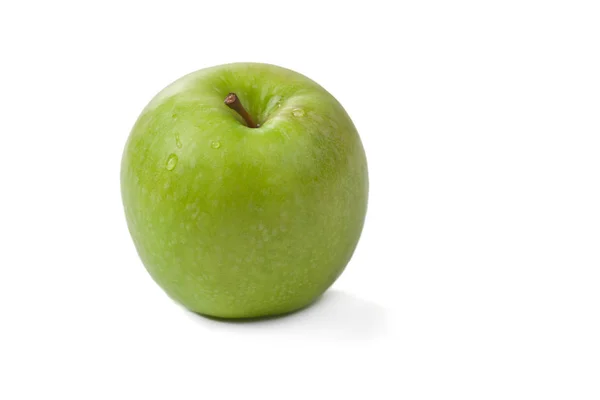 Картина зеленого яблука з краплями води на білому тлі — стокове фото