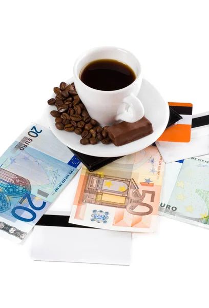 Чашка кави з грошима та кредитною карткою . — стокове фото