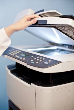 Kadın eli ile çalışma Fotokopi makinesi 