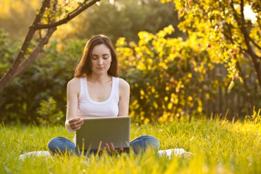 Lotus içinde laptop kadınla poz parkta