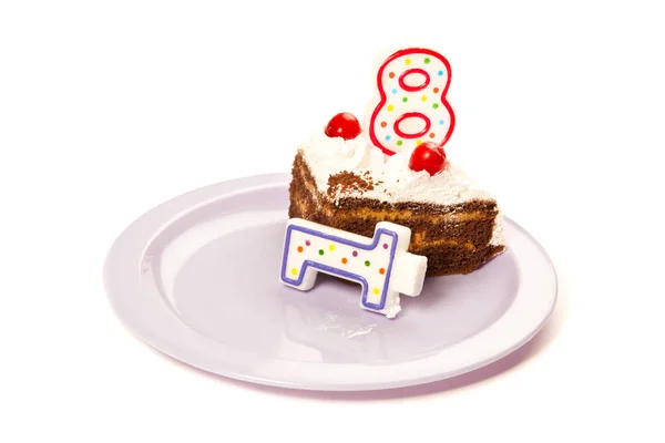 2 つのキャンドルとケーキで誕生日ケーキ — ストック写真